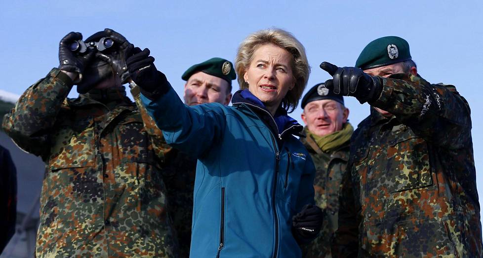 Puolustusministeri Ursula von der Leyen seurasi sotilasharjoituksia Letzlingenissä tammikuussa 2014. Kritiikistä huolimatta hän on kestänyt pestissään pitkään.