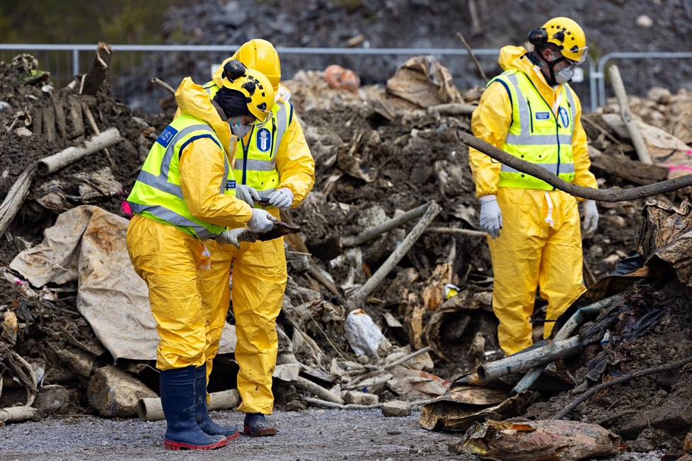 Poliisi kuvasi jätekasasta poimittua Juhla Mokka -pakettia Oriveden kaivosalueella perjantaina. Kahvipaketin tyyppistä jätettä käytetään apuna jätteen ajoittamisessa.