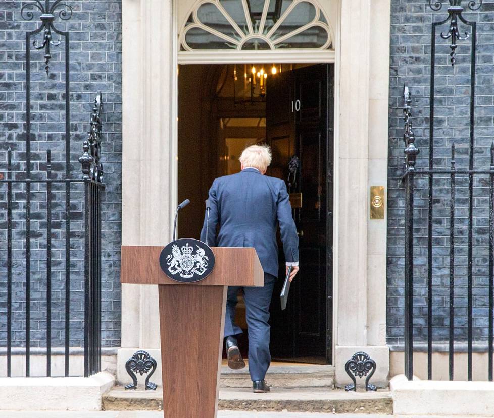Boris Johnson painostettiin eroamaan konservatiivipuolueen johdosta. Johnson puhui medialle Lontoossa 7. heinäkuuta 2022. 