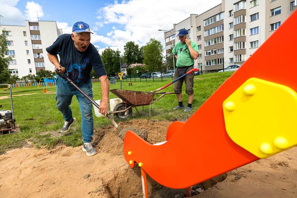 Leikkipuiston liukumäkeä Kybartaissa betonoivat Zigmus Svobolnas ja Joranas Modgabis suhtautuvat rauhallisesti Liettuan kiistaan Venäjän kanssa. 