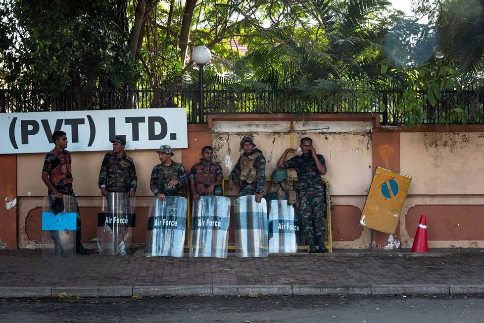 Pääministerin toimistoa puolustaneet sotilaat seisoskelivat rakennuksen muurien ulkopuolella toimettomana sen jälkeen, kun olivat luovuttaneet toimiston puolustamisen.