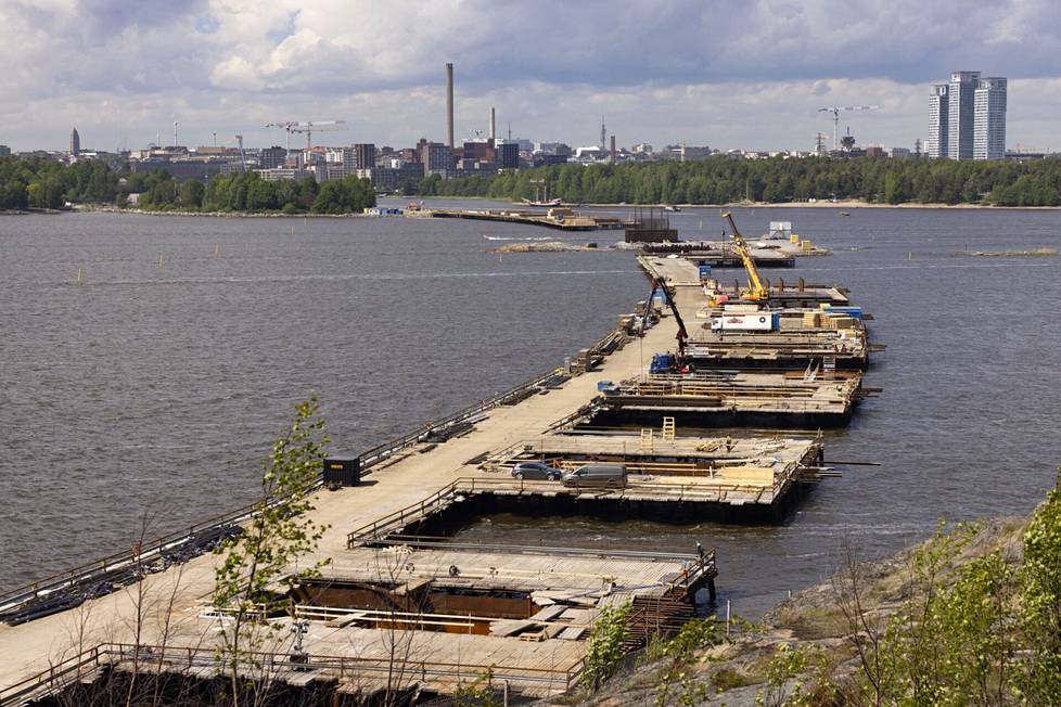 Kruunuvuorensillan kokonaispituus on 1,2 kilometriä. Siitä tulee valmistuttuaan Suomen pisin silta.