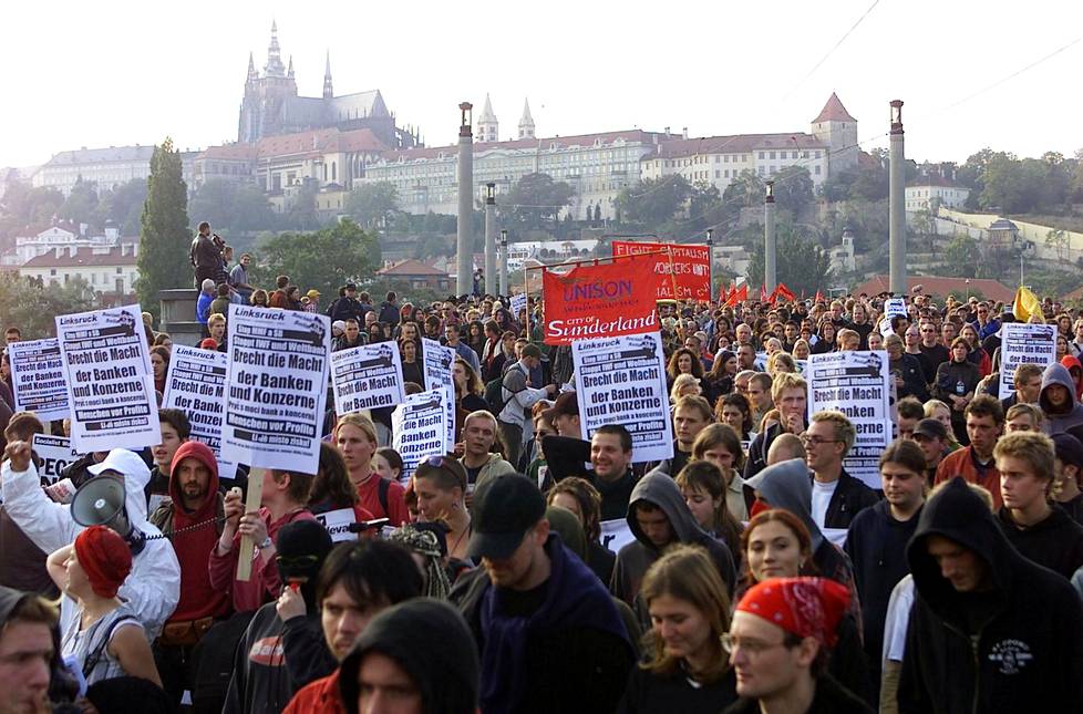 Syyskuussa 2000 nuoret aktivistit eri maista marssivat Prahassa.
