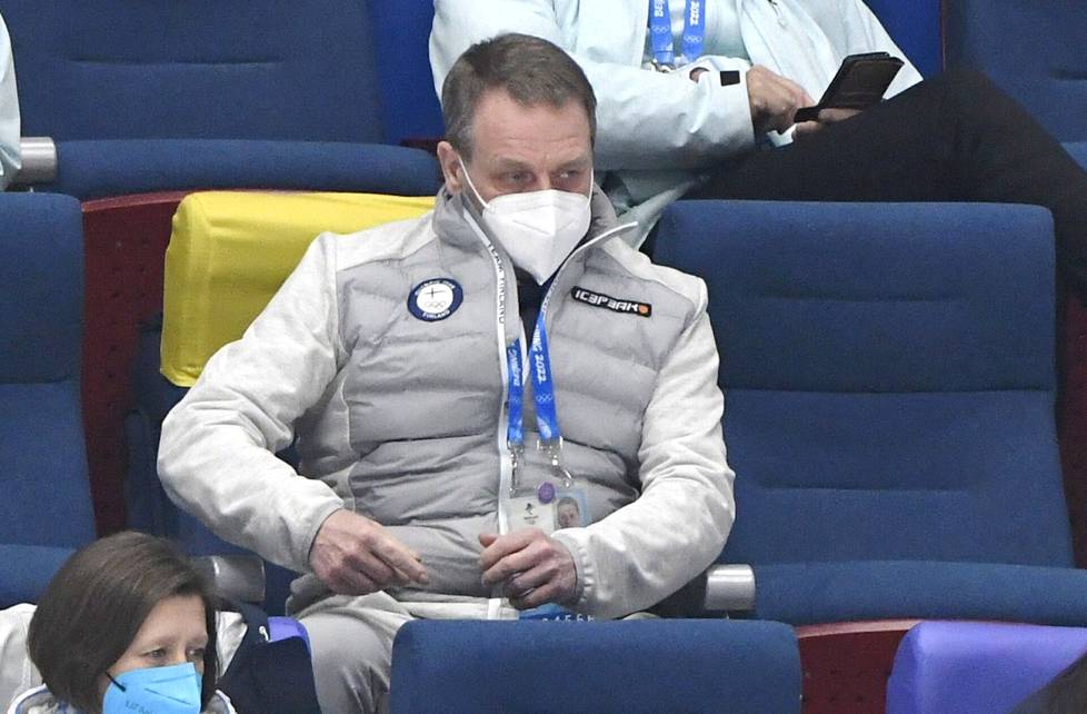 Jan Vapaavuori seuraamassa jääkiekon olympiaturnausta Pekingissä.