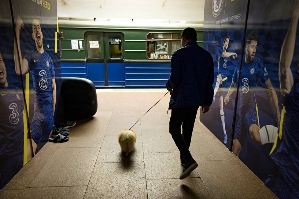 Artjom Artjumenko kävi ulkoiluttamassa koiransa metrotunnelissa.