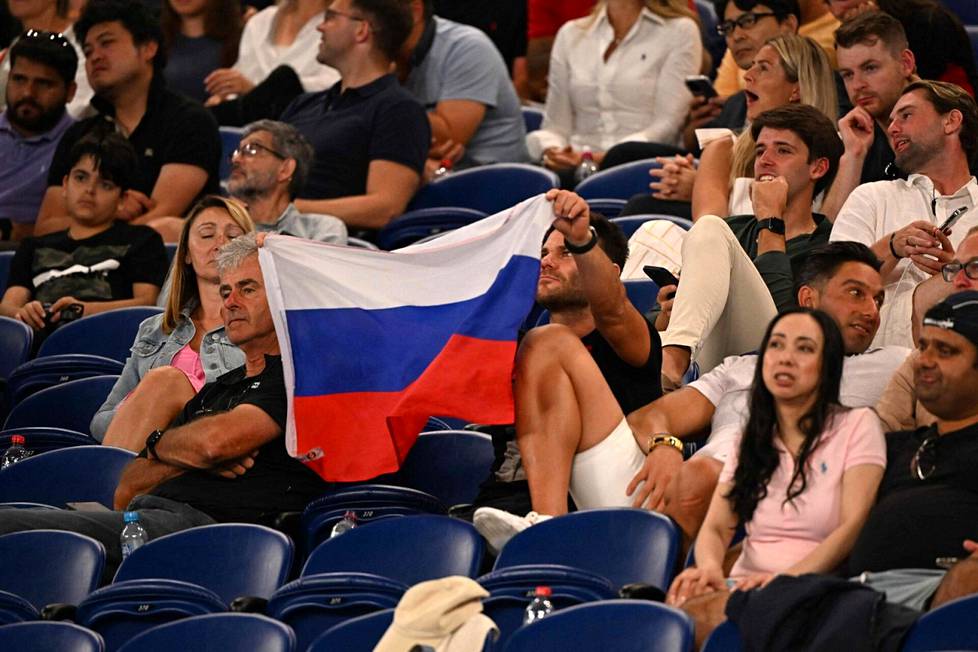 Venäjän kannattajia Australian avoimessa tennisturnauksessa 16. tammikuuta 2023. Millaista maata he kannattavat?