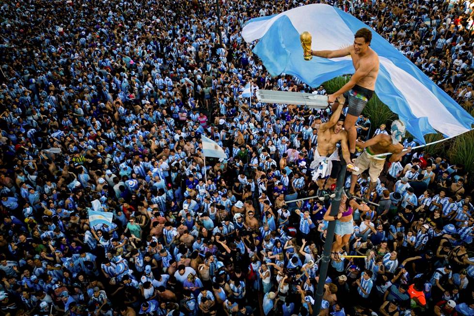 Miljoonia ihmisiä kerääntyi Buenos Airesin keskustaan toissa viikonvaihteessa Argentiinan voitettua jalkapallon maailmanmestaruuden.