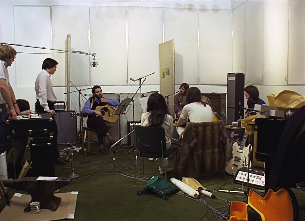 The Beatles siirtyi tammikuun loppupuolella Applen studiolle, joka oli äänityksellisesti mukavampi ratkaisu. Toinen vasemmalta on ohjaaja Michael Lindsay-Hogg.