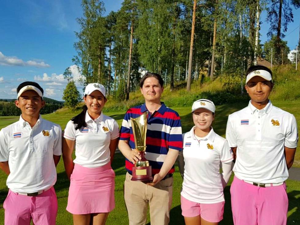Suomen ja Thaimaan välisessä epävirallisessa maaottelussa pelasi vuonna 2016 muun muassa Pajaree Anannarukarn (toinen vasemmalta), joka on nyt saavuttanut voiton maailman ykköskiertueella LPGA:lla. Keskellä tapahtuman järjestäjä Juha Ritvala.
