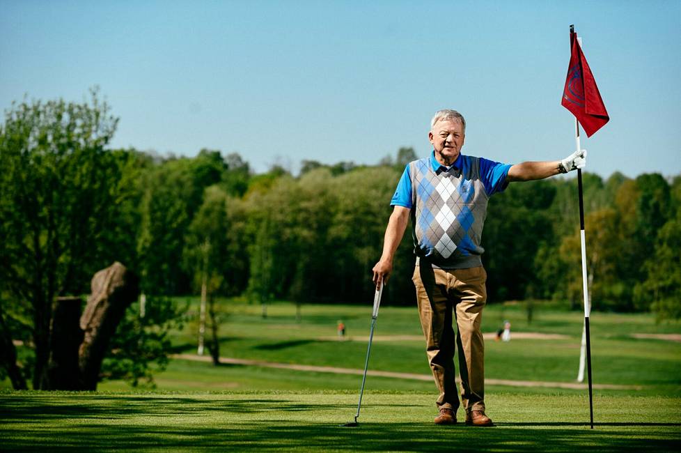 Lassi Tilander pelaamassa 80-vuotiaana Talin golfkentällä Helsingissä toukokuussa 2014. Kaikkiaan hän laskee pelanneensa 811 kentällä eri puolilla maailmaa. ”Lopetin laskemisen pari vuotta sitten.”