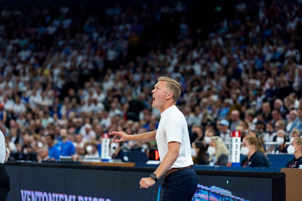 Lassi Tuovi huusi ohjeita pelaajilleen Tampereen Nokia-areenassa Israelia vastaan pelatussa MM-karsintaottelussa elokuussa.