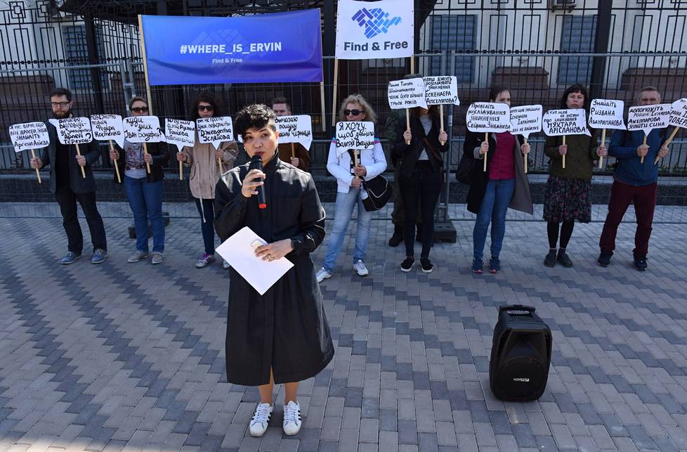 Vuonna 2018 Tamila Taševa puhui Krim SOS -järjestön edustajana mielenosoituksessa Venäjän lähetystön edustalla Kiovassa. 