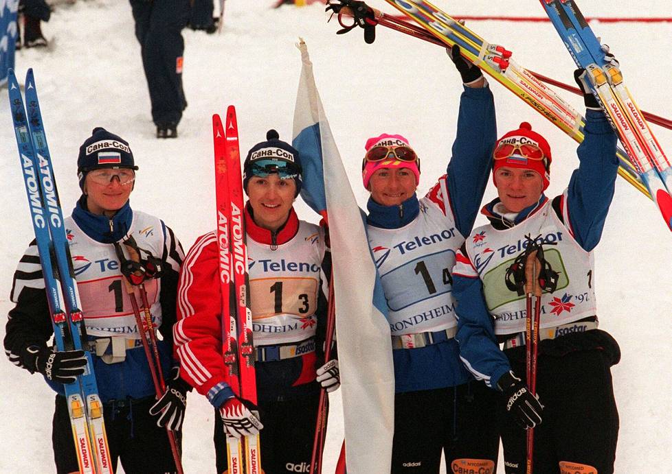 Jelena Välbe (second right) won the World Cup Gold in 1997. Olga Danilova (left), Nina Gavriljuk and Larissa Lazutina also skied on the team. 