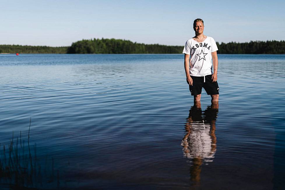 Lasse Kukkonen kahlasi rantaveteen mökkimaisemissaan Oulun Valkiaisjärvellä.