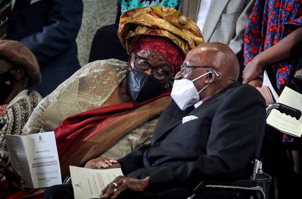 7. lokakuuta. Emeritus­arkki­piispa ja rauhannobelisti Desmond Tutu jutteli vaimonsa Leah Tutun kanssa 90-vuotisjuhlissaan St. Georgen katedraalissa, Etelä-Afrikan Kapkaupungissa. Etelä-Afrikan rotuerottelun vastaisen taistelun ikoni Tutu kuoli tapaninpäivänä pitkän sairauden jälkeen.