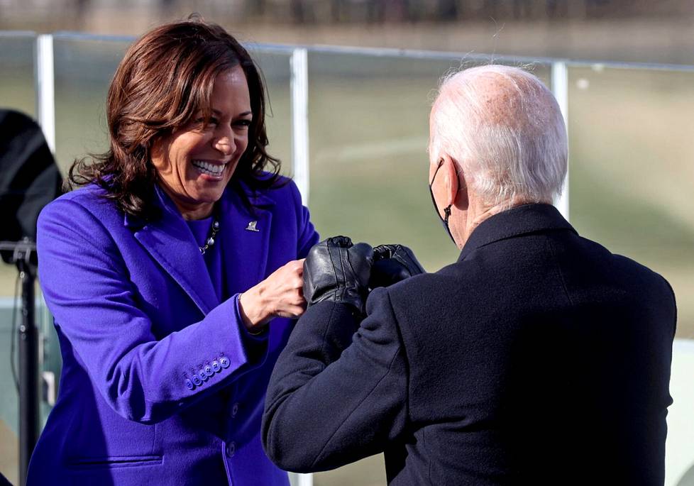 20. tammikuuta. Yhdysvaltain varapresidentti Kamala Harris ja presidentti Joe Biden onnittelivat toisiaan nyrkkitervehdyksin virkavalansa päätteeksi Capitol-kukkulalla Washingtonissa.