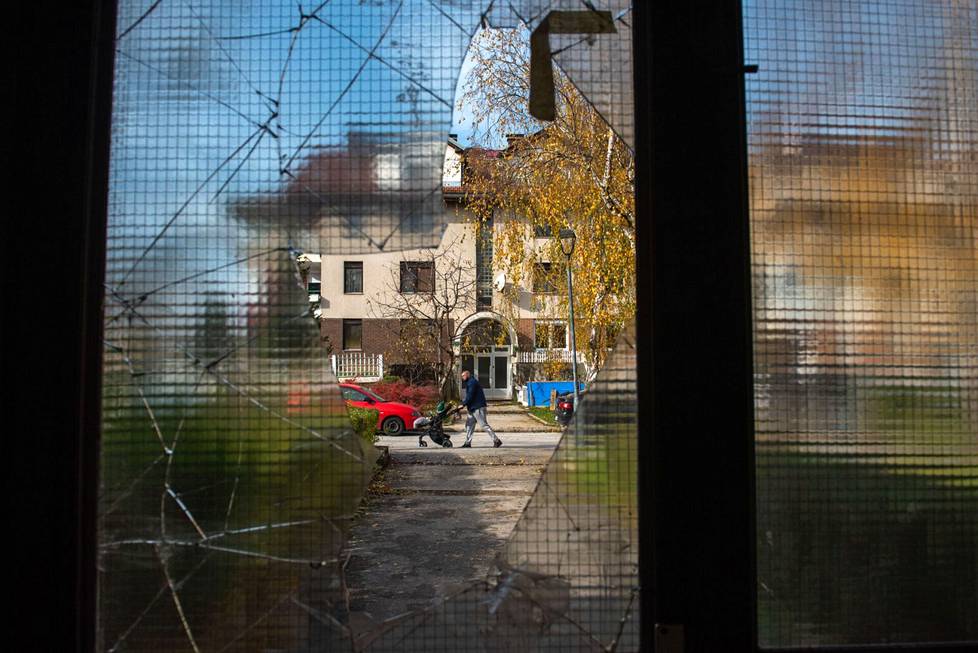 Rikotun ikkunan läpi näkee Bosnian serbitasavallasta kadun yli bosniakkien ja kroaattien federaatioon. Kuva on Dobrinjan kaupunginosasta Bosnia ja Hertsegovinan pääkaupungista Sarajevosta.