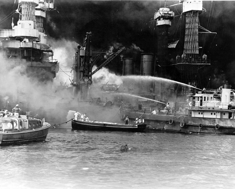 Japanin hyökkäyksen jälkeisiä pelastustoimia Pearl Harborin tukikohdassa Havaijilla 7. joulukuuta 1941.