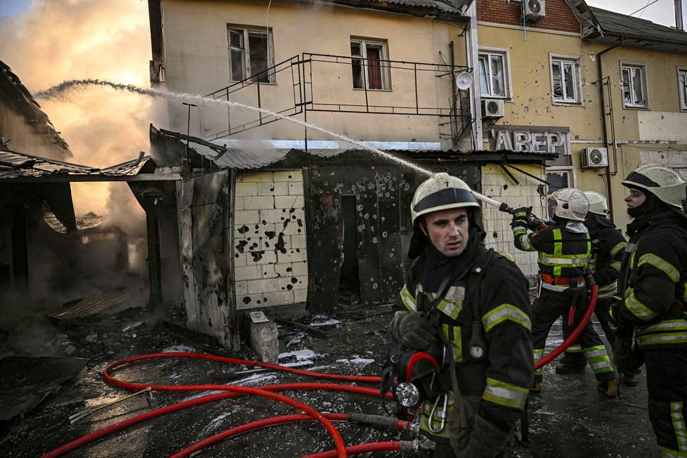 Palomiehet sammuttivat taloa Kiovassa.