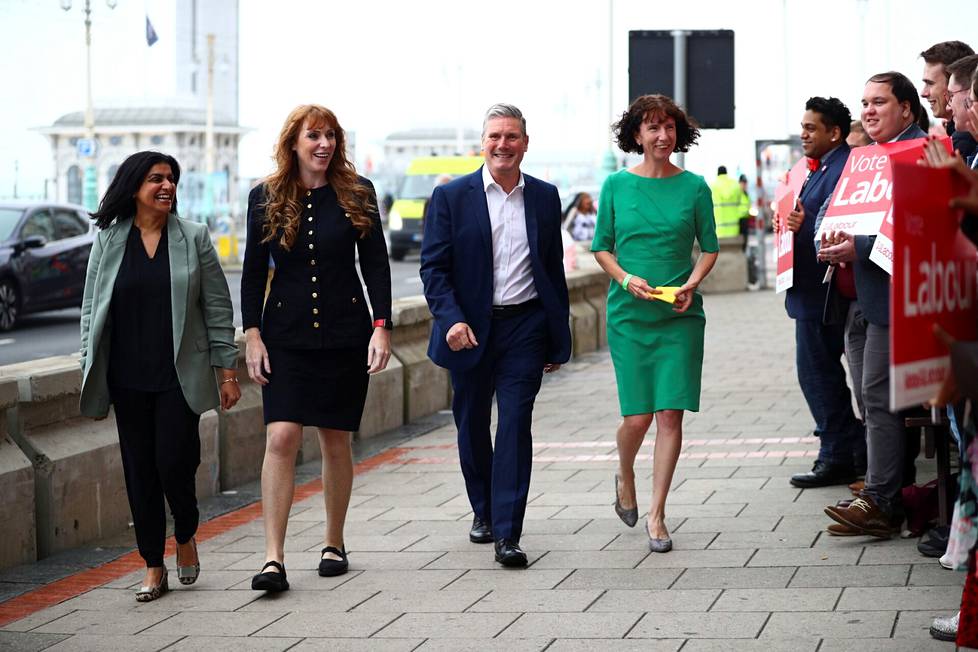 Britannian työväenpuolueen kampanjapäällikkö Shabana Mahmood (vas.), apulaisjohtaja Angela Rayner, johtaja Keir Starmer ja puheenjohtaja Anneliese Dodds saapuivat puoluekokoukseen Brightonissa viime lauantaina.