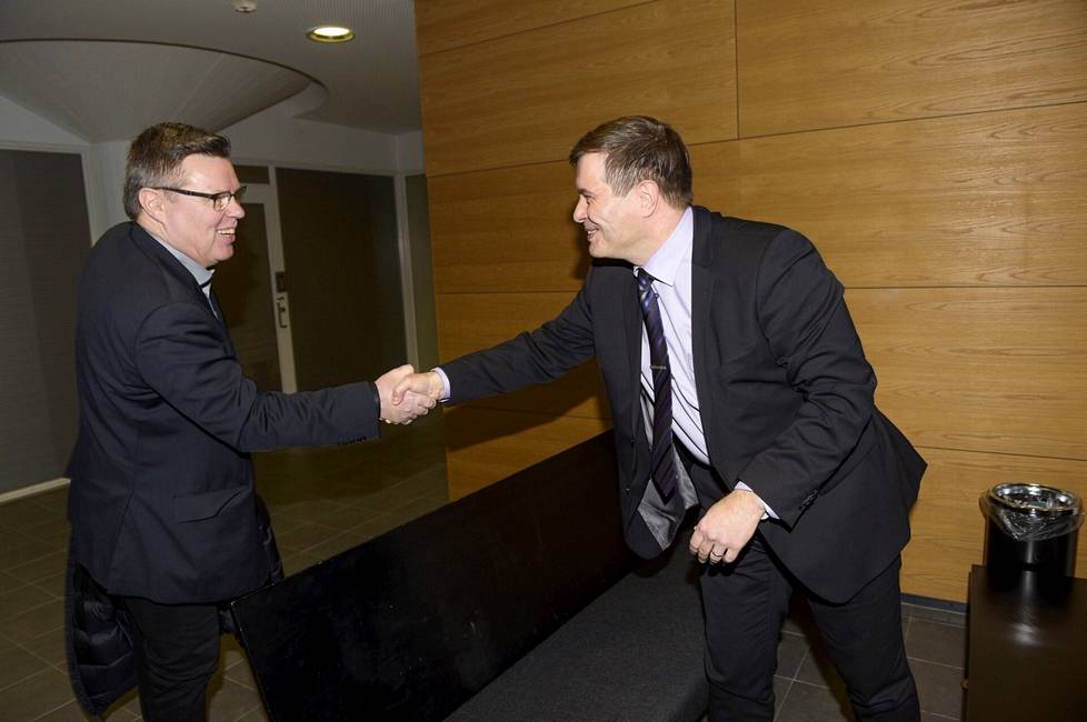 The Coalition Party MP Kari Tolvanen (right) shook hands with Jari Aarnio (left) in the Helsinki District Court on 15 February 2016. Kari Tolvan was heard as a witness in Jari Aarnio's drug and civil criminal proceedings. 