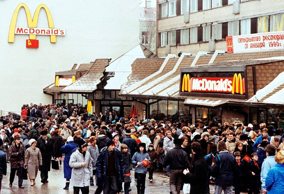 Neuvostoliiton ensimmäinen McDonald’s symboloi avautumista länteen. Avajaispäivänä 31. tammikuuta 1990 tuhannet moskovalaiset jonottivat hampurilaisia.