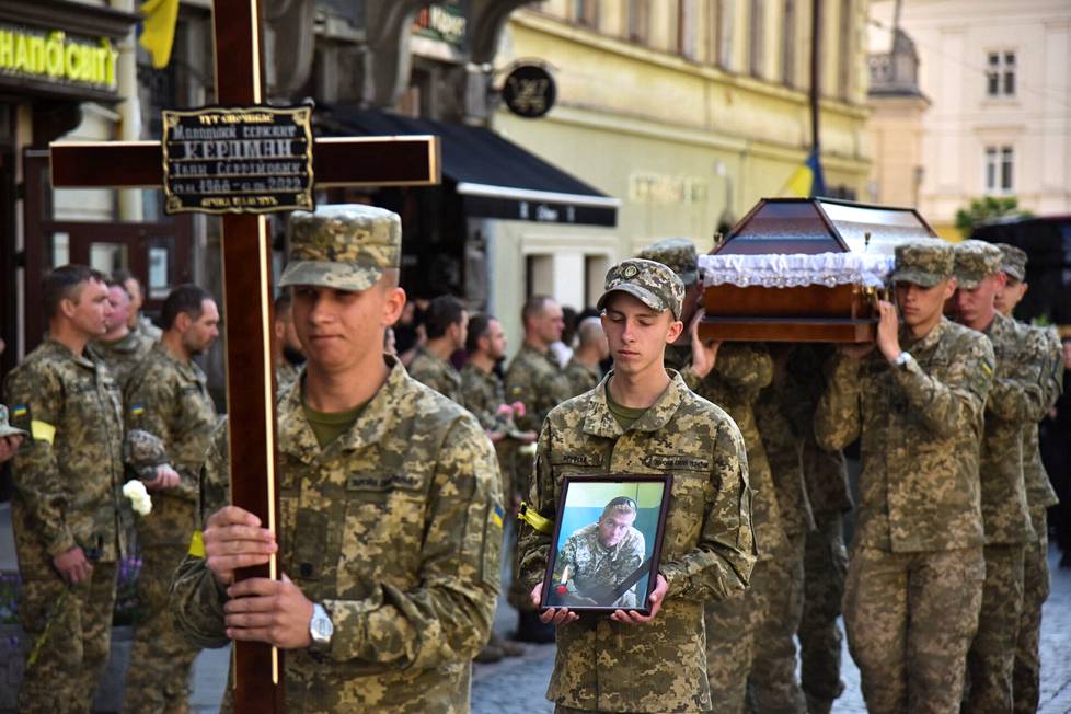 Ukrainalaissotilaat hautasivat rintamalla kaatuneen taistelutoverinsa Ivan Kerdmanin Lvivissä kesäkuun puolivälissä.