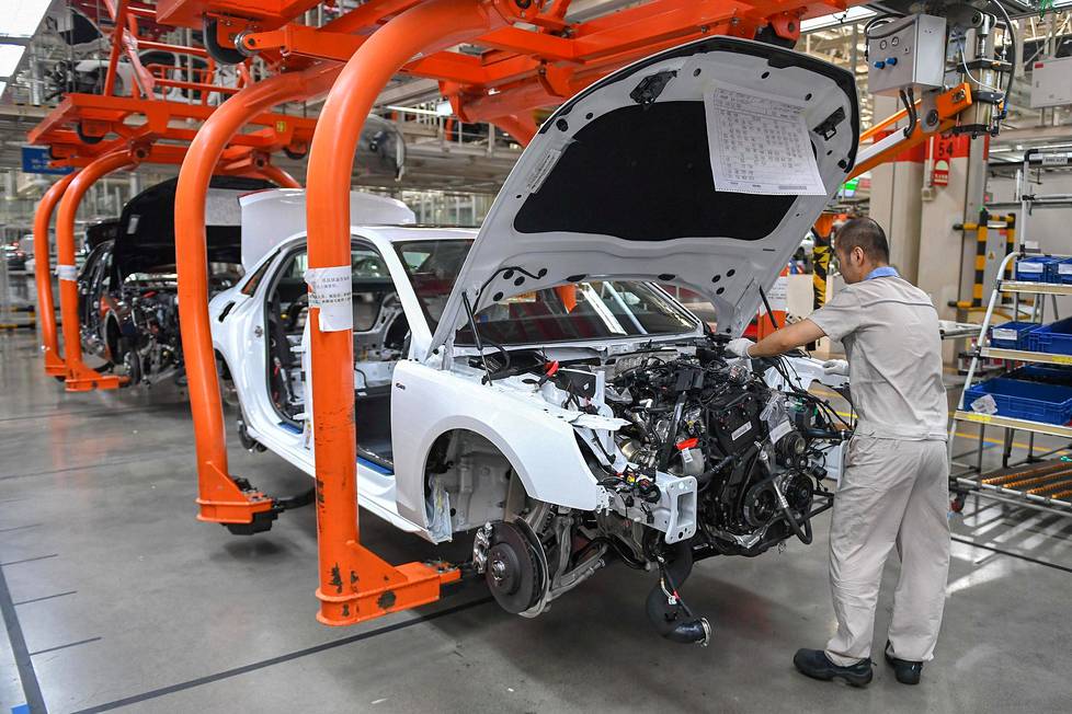 Työntekijä kokosi autoa China FAW Group Corporationin tehtaalla Changchunissa lokakuussa. Yhtiö valmistaa Kiinassa omien merkkiensä lisäksi myös Volkswagenia, Audia ja Toyotaa.