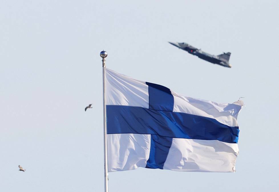 Kaivopuiston lentonäytös elokuussa 2021. Kuvassa Ruotsalaisen Saabin Gripen-hävittäjä.