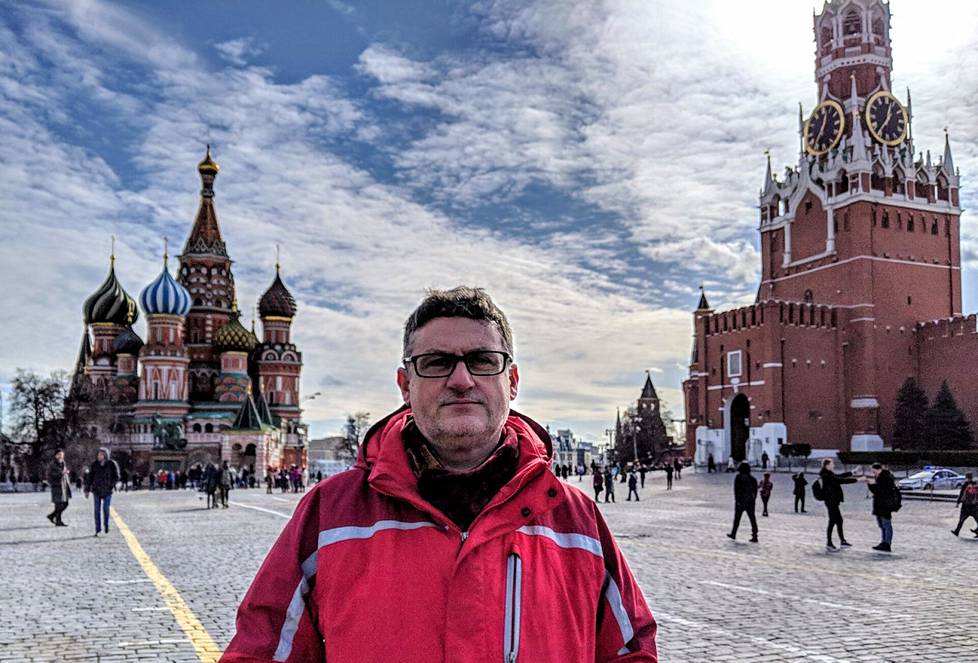 Mark Galeotti pitää In Moscow’s Shadows -podcastia, jossa hän puhuu Venäjän turvallisuuspolitiikasta. 