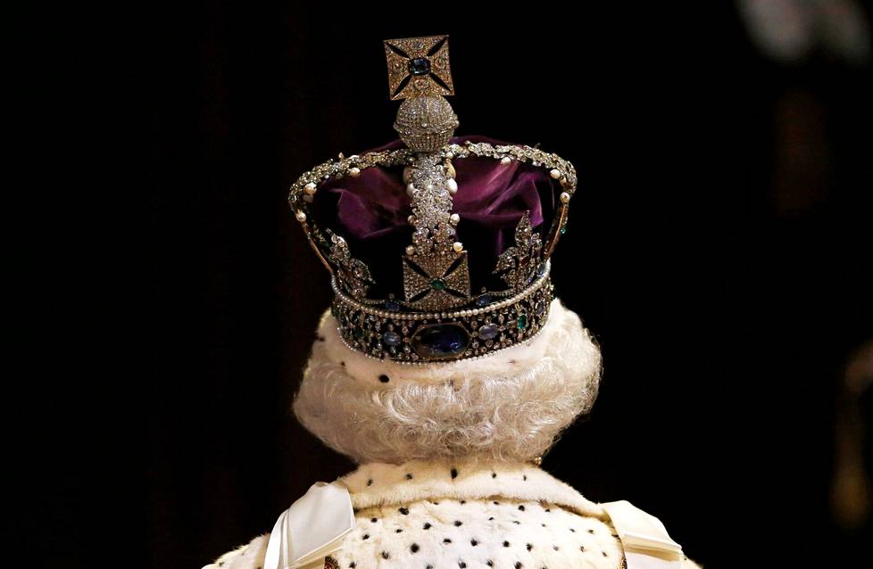 Kuningatar Elisabet keväällä 2015 Westminsterin palatsissa matkalla parlamentin juhlallisuuksiin. Päässään kuningattarella oli Imperial State Crown, jota koristaa yksi maailman kuuluisimmista timanteista.