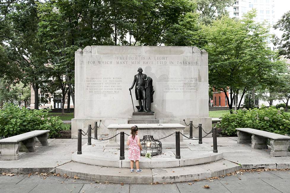 Tyttö tutki Yhdysvaltain ensimmäisen presidentin, George Washingtonin, muistoksi pystytettyä patsasta Washington Square -puistossa.