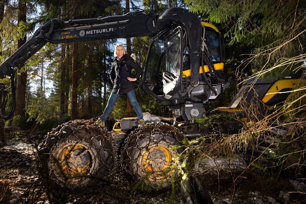 Mammu Kaario on ollut metsäkoneyhtiö Ponssen hallituksen jäsen vuodesta 2010 saakka. Hän kiipesi Scorpion King -metsäkoneen päälle Espoon Suvisaaressa käynnissä olleella työmaalla. 