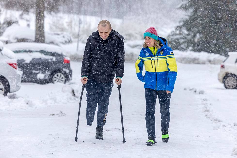 Mykola Bauman ja Julija Batenkova-Bauman kävelivät Lohjan Kisakallion urheiluopiston pihalla.