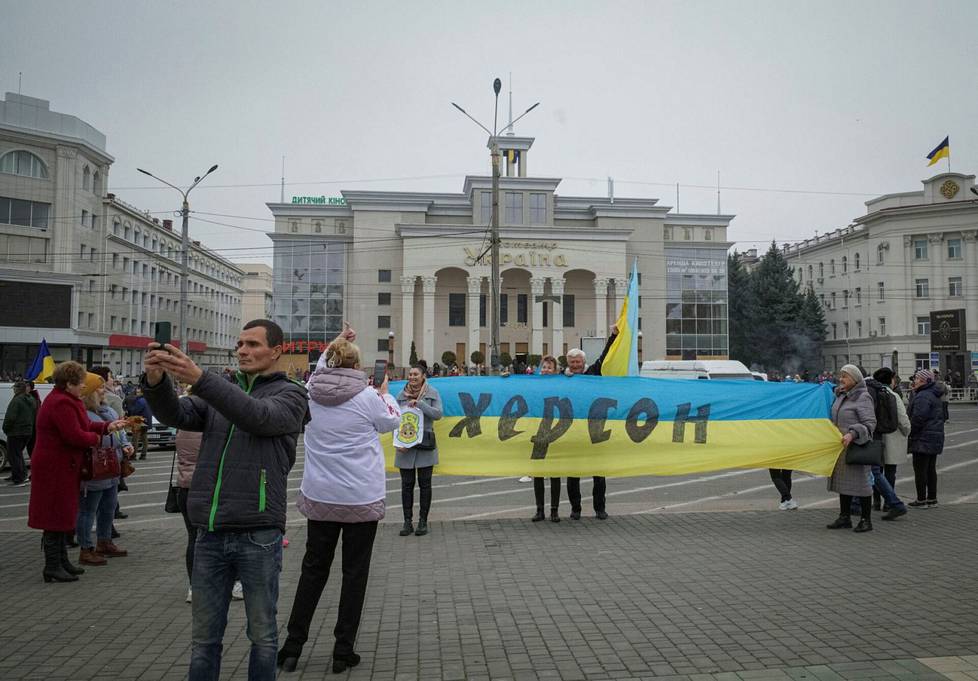 Hersonilaiset esittelivät ahkerasti Ukrainan lippuja.
