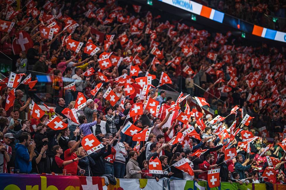 The home crowd made the most of it when Switzerland defeated Finland in the first group match of the World Cup in Zurich. 