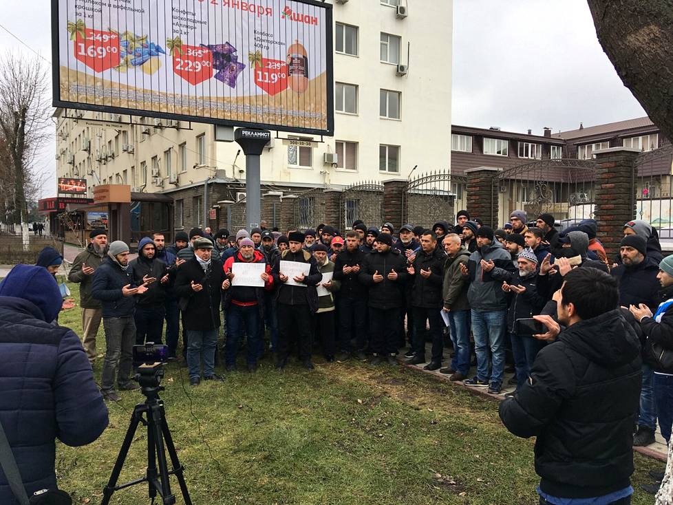 Tataarit osoittivat mieltään tuomioita vastaan Rostovin sotaoikeuden edustalla.
