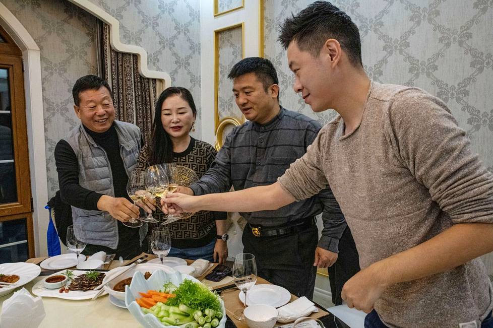 Viinitilan isäntä Wang Enlai (vas.) tarjosi kartanossaan liikeillallisen tulevalle liikekumppanilleen Zhang Yingille (toinen oikealta). Zhang toi mukanaan kaksi nimettömäksi jäänyttä illallisvierasta.
