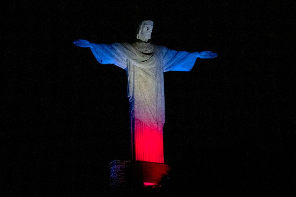 Rio de Janeiron Kristus-patsas oli valaistu Britannian lipun värein yöllä.