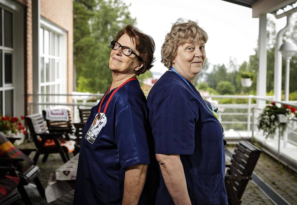 Viitasaarelaiset Ritva Kahelin (vas.), 70, ja Anja Janhunen, 68, jatkavat hoivatyötä myös eläkkeellä.