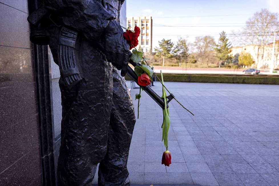 Muistomerkeille on tuotu kukkia Transnistrian sodan vuosipäivänä 2. maaliskuuta, päivä ennen HS:n vierailua
