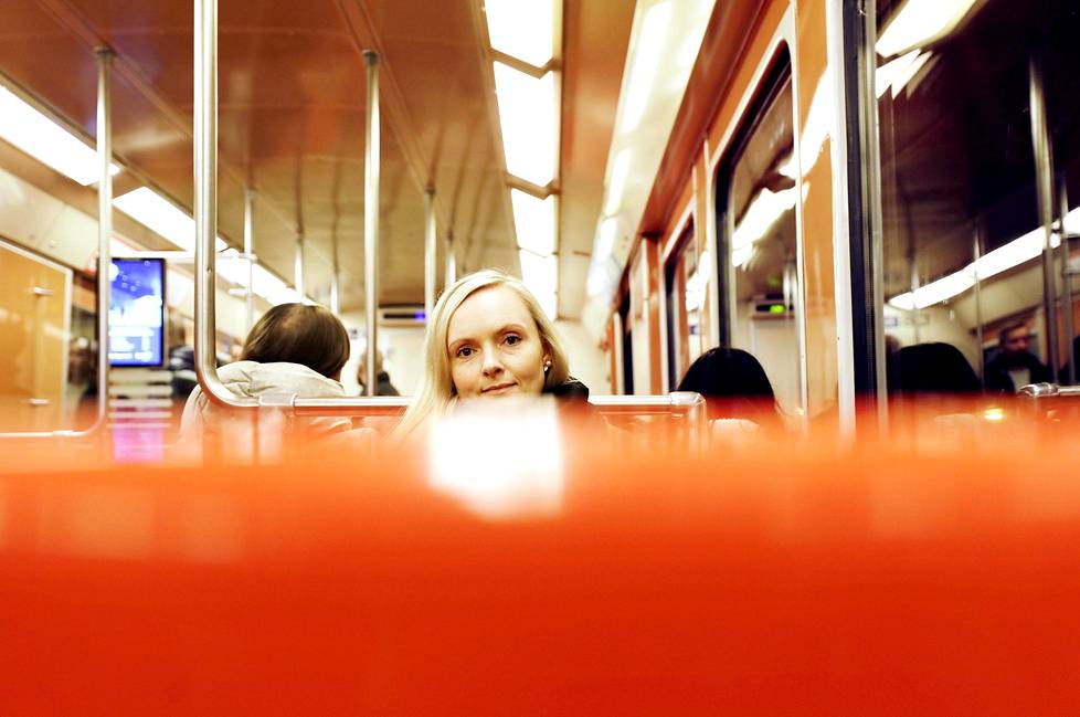 Seuraava pysäkki: Mellunmäki.  Sisäministeri Maria Ohisalo matkusti metrolla lapsuutensa lähiöön.