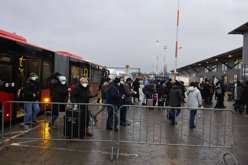 Berliinin päärautatieasemalle sukkuloiva bussi tuo Tegeliin hätämajoitusta tarvitsevia. Berliiniin tulee pari sataa turvapaikanhakijaa, sotapakolaista tai siirtolaista päivässä.