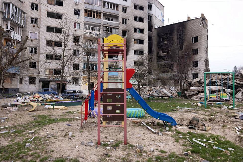 Дома по адресу Центральная улица, 429 в Бородянке были разрушены во время российского вторжения и оккупации. Детский сад во дворе лежит в руинах. ФОТО: САМИ КЕРО / HS