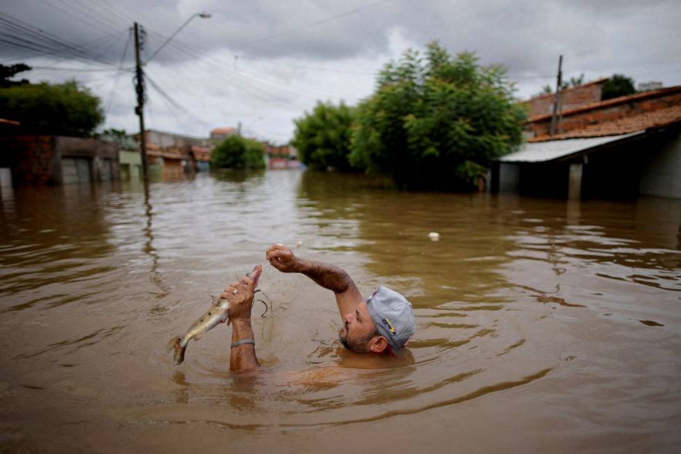 6. tammikuuta. Mies nappaa kalan kadulla, joka on tulvinut rankkasateiden vuoksi Imperatrizissa, Brasiliassa.