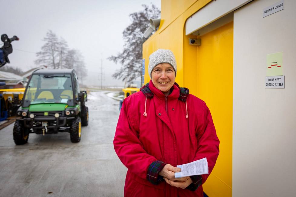 Birgitta Bergman, who came aboard from the island of Järvsori, has practically always voted on the connecting ship.  He doesn't even remember when he last voted somewhere else.