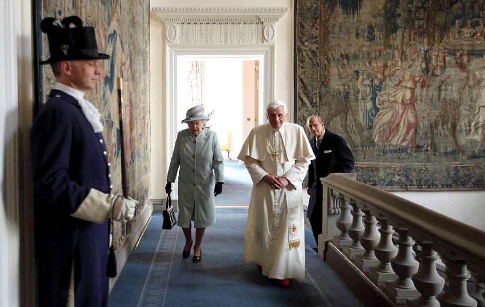 Kuningatar Elisabet, paavi Benedict XVI ja prinssi Philip kuvattuna vuonna 2010 Holyroodin palatsissa.