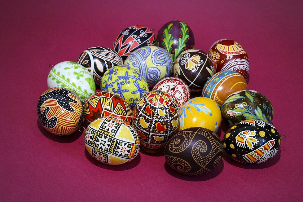 Taitelija Sveta Peuran pisanka-tekniikalla tekemiä ukrainalaisia pääsiäismunia.