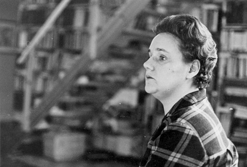 Eeva-Liisa Manner tarkkaili aikaansa syrjästä ja kommentoi teoksissaan niin Vietnamin sotaa kuin Francon Espanjaakin. Hän peräänkuulutti oikeudenmukaisuutta. Kuva vuodelta 1963.