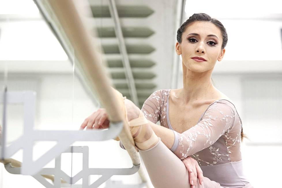 Maria Baranova harjoittteli Baijerin valtionoopperassa Aleksei Ratmanskin uutta koreografiaa nimeltä Tšaikovski-alkusoitot. 
